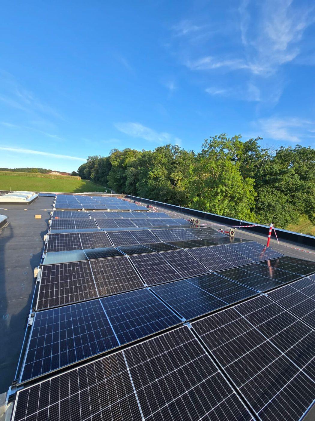 Fertige PV-Modulreihen auf Gewerbedach