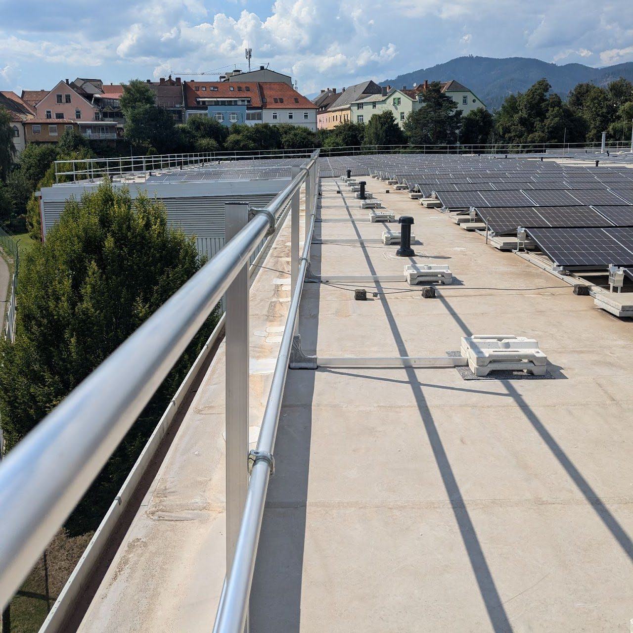 PV-Aufdachanlage mit Seitenschutz vor Bergpanorama