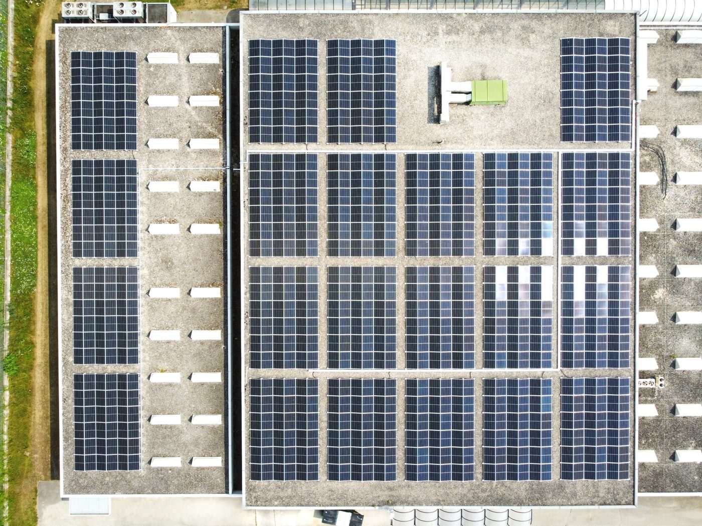 PV-Großanlage auf Gewerbedach, Luftaufnahme